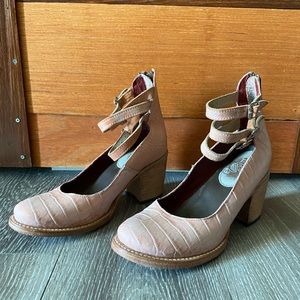 Blush Randi Freebirds size 8